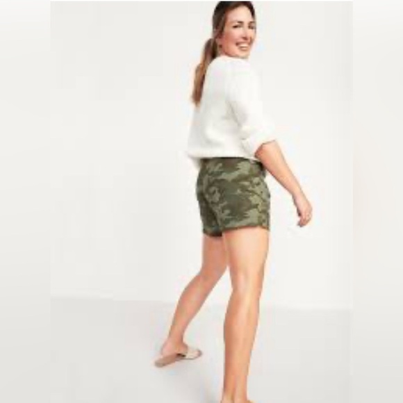 Old Navy Everyday Green Camouflage Mid-Rise Shorts. Women’s 4 - Picture 5 of 11